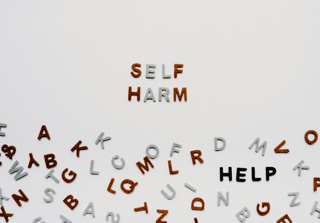 Illustrated guide to managing depression with practical routines and social support